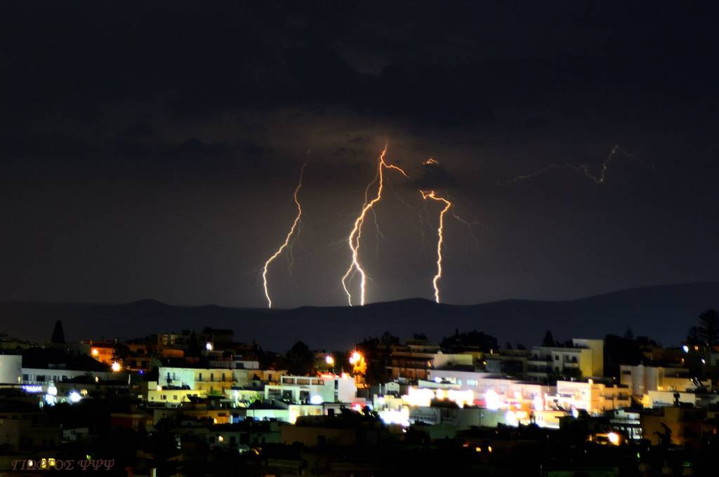 Εντυπωσιακοί κεραυνοί σκίζουν τον ουρανό της Κρήτης